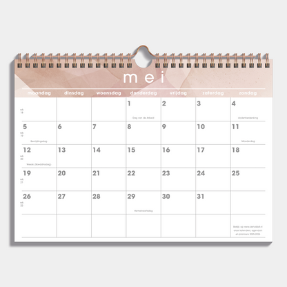 Maandkalender 2025 - 2026 A4 met abstracte oudroze print en metalen spiraal – binnenwerk met maandoverzicht.