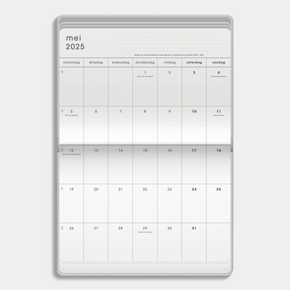 Maandplanner 2025 - 2026 A5 met een flexibele lichtgrijze coverhoes – binnenwerk met maandoverzicht.