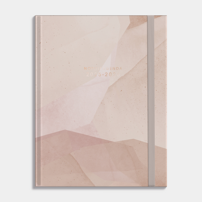 Notitieagenda 2025 - 2026 A4 met abstract oudroze design, harde cover en elastische sluiting – vooraanzicht.