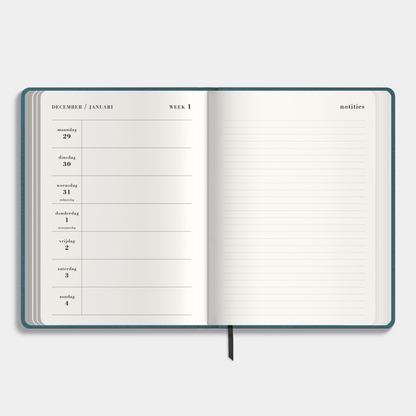 A5 notitieagenda 2026 met een flexibele tealkleurige suèdelook afwerking – binnenwerk met weekoverzicht en bladzijde voor notities