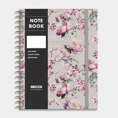 Notitieboek A4 met kersenbloesemprint voorzien van spiraalbinding, harde cover, elastische sluiting – vooraanzicht met informatieve banderol.