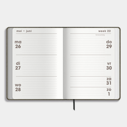 A6 agenda 2025 - 2026 met een flexibele donkergroene coverhoes – binnenwerk met weekoverzicht.