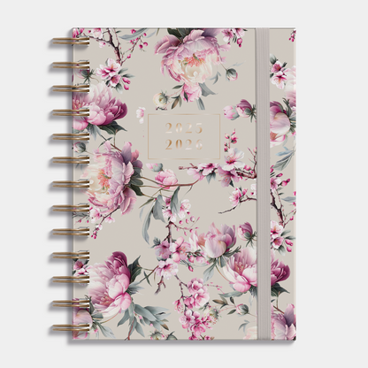 Ringband agenda 2025-2026 met kersenbloesemprint, harde cover en elastische sluiting – vooraanzicht.