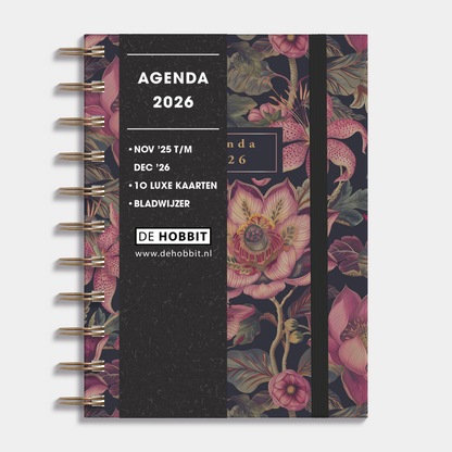 A6 ringband agenda 2026 met klassieke botanische print, harde cover en elastische sluiting – vooraanzicht met informatieve banderol.