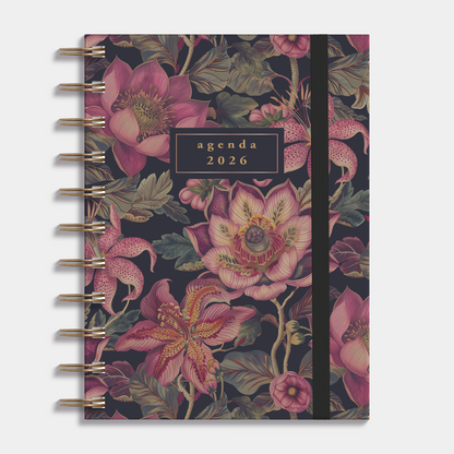 A6 ringband agenda 2026 met klassieke botanische print, harde cover en elastische sluiting – vooraanzicht.