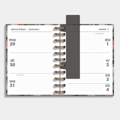 A6 ringband agenda 2026 met print van kraanvogels en pioenrozen – binnenwerk met weekoverzicht.
