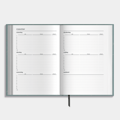 A5 schoolagenda 2025-2026 met groene, harde cover en goudfolielijnen – binnenwerk met ruimte voor lesroosters.