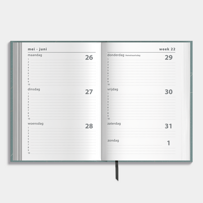 A5 schoolagenda 2025-2026 met groene, harde cover en goudfolielijnen – binnenwerk met weekoverzicht.