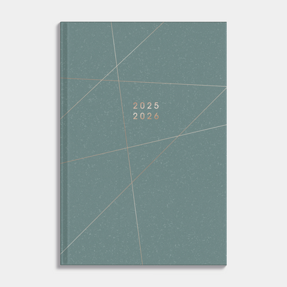 A5 schoolagenda 2025-2026 met groene, harde cover en goudfolielijnen –vooraanzicht.