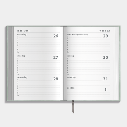 A5 schoolagenda 2025-2026 met groene, harde cover – binnenwerk met weekoverzicht.