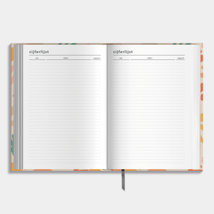 A5 schoolagenda 2025-2026 met abstracte vintage bladerenprint en harde cover – binnenwerk met ruimte voor cijferlijsten.