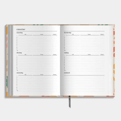 A5 schoolagenda 2025-2026 met abstracte vintage bladerenprint en harde cover – binnenwerk met ruimte voor lesroosters.