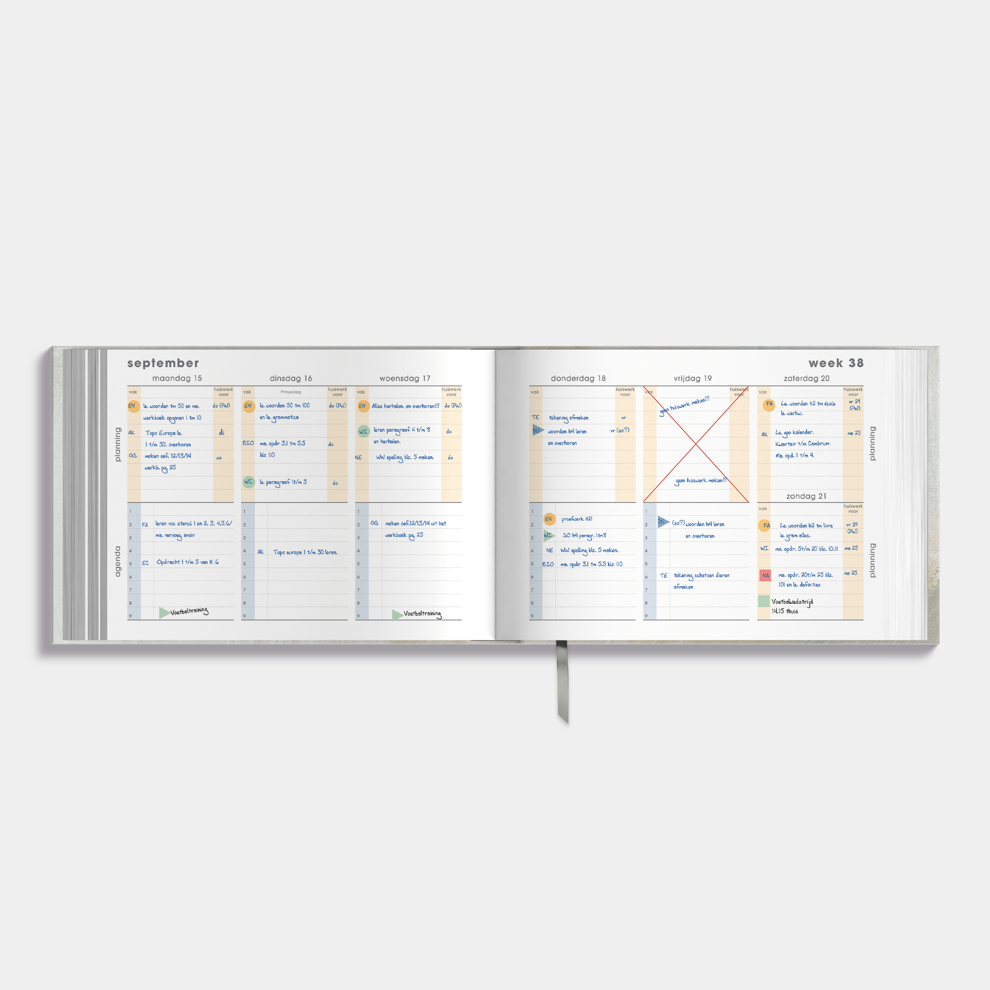 Studieplanner 2025-2026 A5 met design van grijsgroene verfstreken – binnenwerk met voorbeeld van ingevuld weekoverzicht.