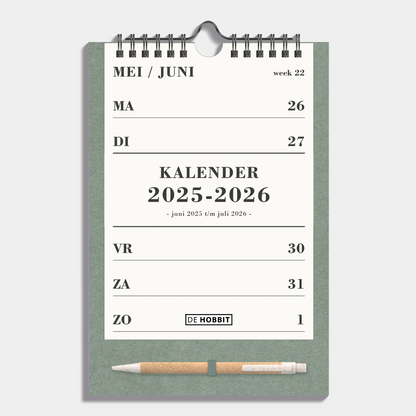 Weekkalender schooljaar 2025 - 2026 A5 met crèmekleurig papier op groen bord met metalen spiraal en pen – vooraanzicht.