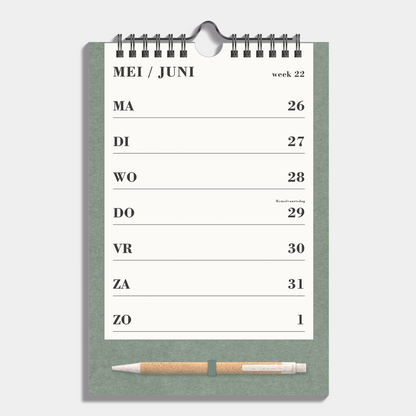 Weekkalender schooljaar 2025 - 2026 A5 met crèmekleurig papier op groen bord met metalen spiraal en pen – binnenwerk met weekoverzicht.