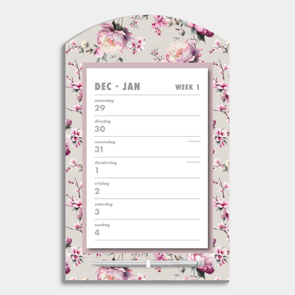 Scheurkalender 2026 op een kartonnen bord met een print van roze kersenbloesem, met pen – binnenwerk met weekoverzicht.