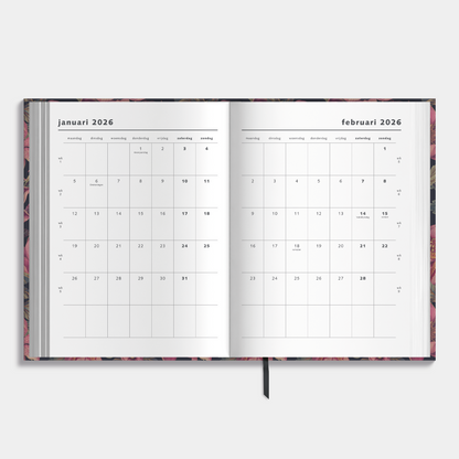 A4 planner 2026 met klassieke print van lelies, passiebloemen en pioenen in rode tinten – binnenwerk met maandplanner.