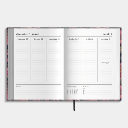 A4 planner 2026 met klassieke print van lelies, passiebloemen en pioenen in rode tinten – binnenwerk met weekoverzicht.