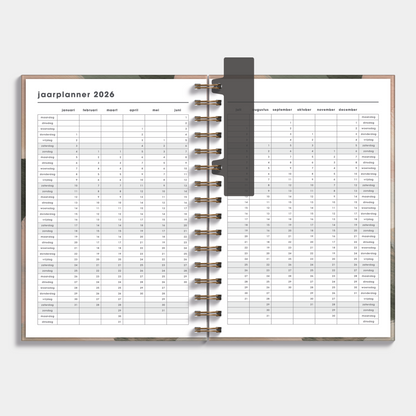 spiraalgebonden planner 2026 in A5 met dessin van verfstreken in beige en olijfgroen – binnenwerk met jaarplanner.