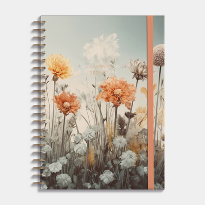 Afsprakenagenda 2026-2027 A4 met veldbloemenprint, harde cover en elastische sluiting – vooraanzicht.