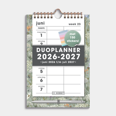 Duoplanner 2026-2027 A5 met een dessin van weidebloemen op een kartonnen bord met pen – vooraanzicht.