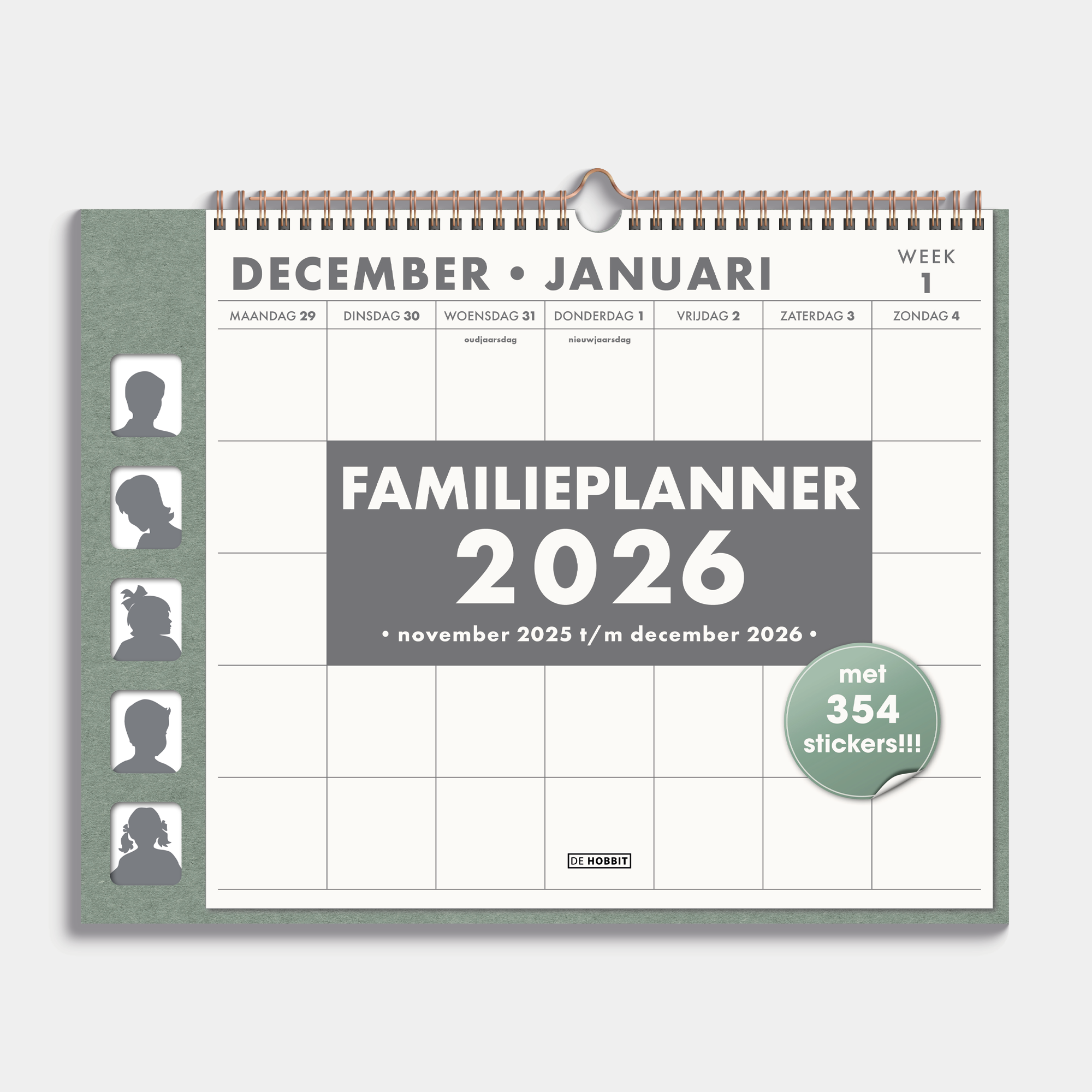 Familieplanner 2026 met een groen kartonnen bord voor 5 personen, met ruimte voor pasfoto's en een stickervel – vooraanzicht.