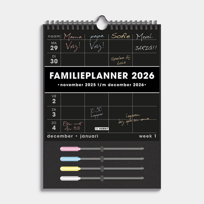 Familieplanner 2026 A4 voor 4 personen met zwart papier en 4 gekleurde markers – vooraanzicht.