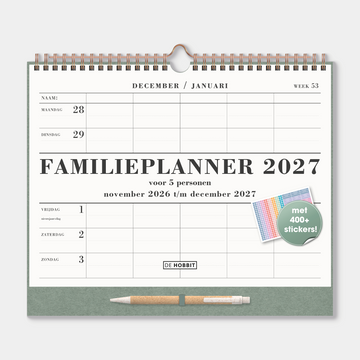 Familieplanner 2027 A4 met crèmekleurig papier op een groen kartonnen bord, met metalen spiraal en pen – vooraanzicht.