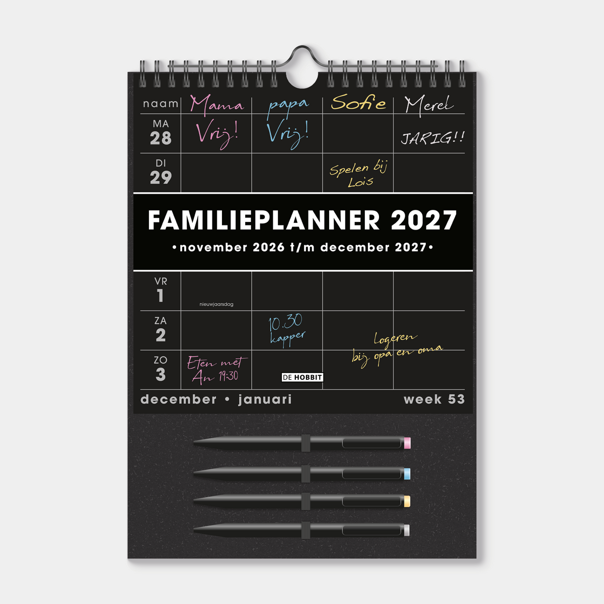 Familieplanner 2027 in A4 formaat voor 4 personen met zwart papier en 4 gekleurde markers – vooraanzicht.