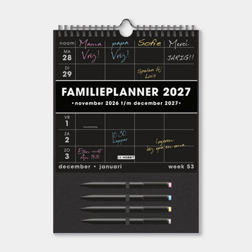 Familieplanner 2027 in A4 formaat voor 4 personen met zwart papier en 4 gekleurde markers – vooraanzicht.