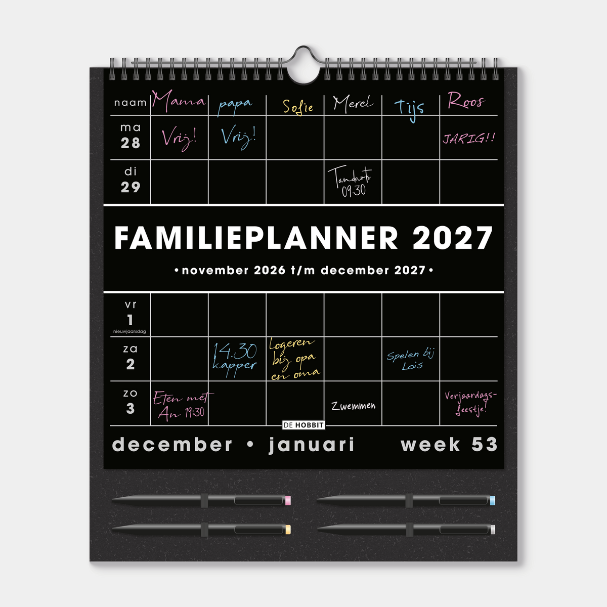 Familieplanner 2027 A3 voor 6 personen met zwart papier en 4 gekleurde markers – vooraanzicht.