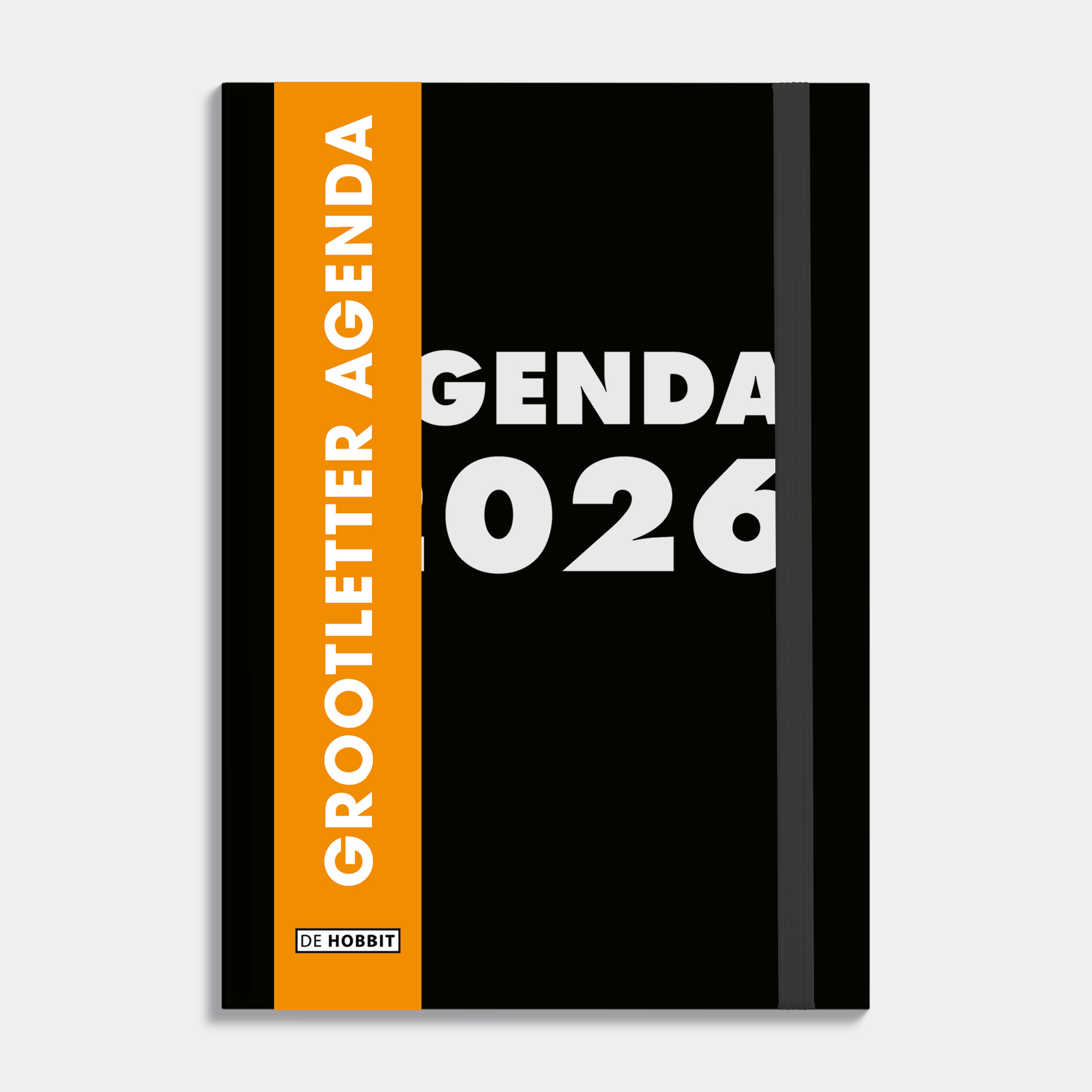 A6 grootletter agenda 2026 met zwarte, harde cover – vooraanzicht met oranje banderol.