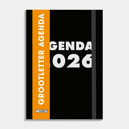 A6 grootletter agenda 2026 met zwarte, harde cover – vooraanzicht met oranje banderol.