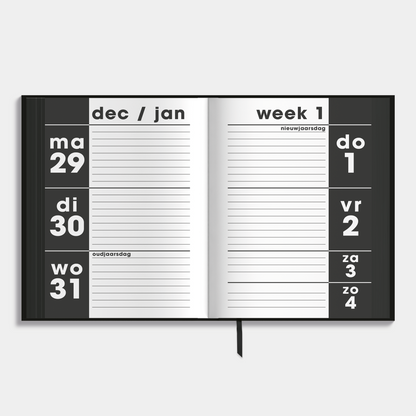 A6 grootletter agenda 2026 met zwarte, harde cover – binnenwerk met weekoverzicht.
