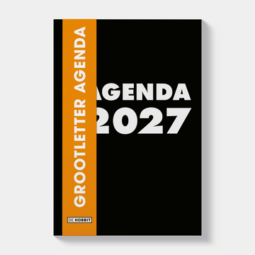 A6 grootletter agenda 2027 met zwarte, harde cover – vooraanzicht met oranje banderol.