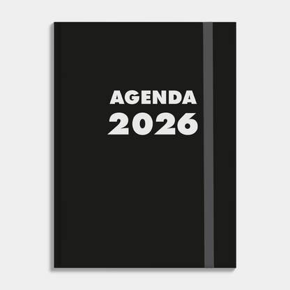 A5 grootletter dagagenda 2026 met zwarte, harde cover en elastische sluiting – vooraanzicht.