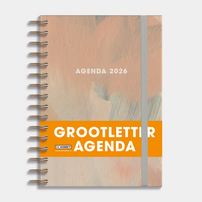A5 ringband grootletter agenda 2026 met grijze en bruine verfstreken, harde cover – vooraanzicht met oranje banderol.