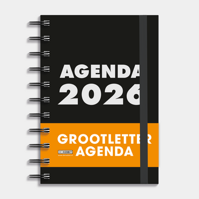 A6 ringband grootletter agenda 2026 met zwarte, harde cover – vooraanzicht met oranje banderol.