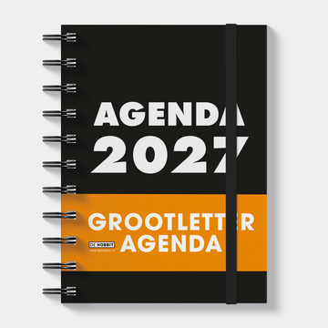 A6 ringband grootletter agenda 2027 met zwarte, harde cover – vooraanzicht met oranje banderol.