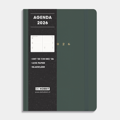 Luxe agenda 2026 A5 met donkergroene suèdelook afwerking, harde cover en elastische sluiting – vooraanzicht met informatieve banderol.