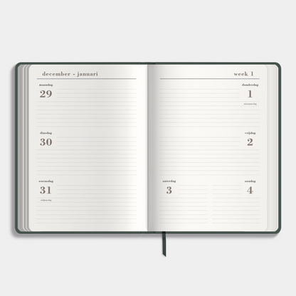 Luxe agenda 2026 A5 met donkergroene suèdelook afwerking – binnenwerk met weekoverzicht.