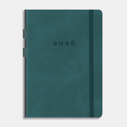 Luxe agenda 2026 A5 met tealkleurig suèdelook afwerking, harde cover, elastische sluiting en pennenlussen – vooraanzicht.