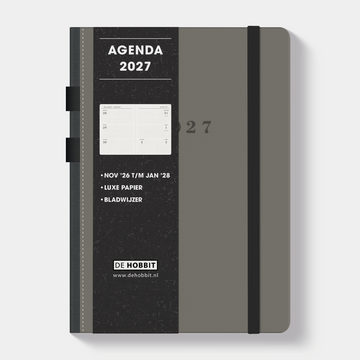 Luxe agenda 2027 A5 met grijze suèdelook afwerking, harde cover, elastische sluiting en pennenlussen – vooraanzicht met informatieve banderol.