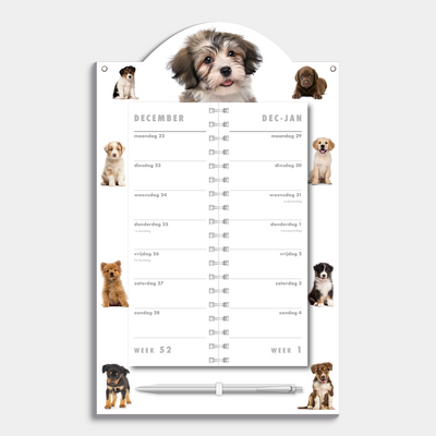 Luxe omslagkalender 2026 met 2-weeks overzicht op een kartonnen bord met foto's van honden en puppy's, voorzien van een pen en ophangkoord – vooraanzicht.
