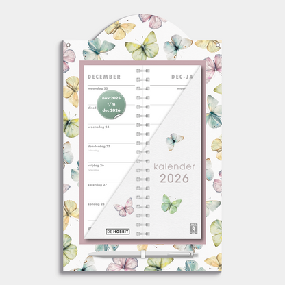 Luxe omslagkalender 2026 met 2-weeks overzicht op een kartonnen bord met motief van vlinders, voorzien van een pen en ophangkoord – vooraanzicht.