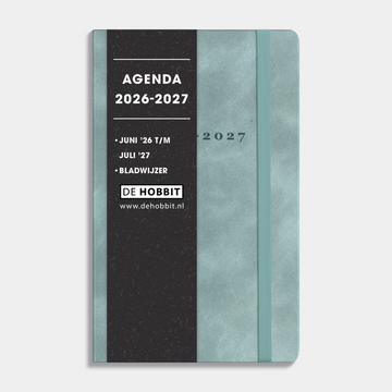 luxe pocket agenda 2026-2027 met suèdelook afwerking in aquablauw, harde cover en elastische sluiting – vooraanzicht met informatieve banderol.