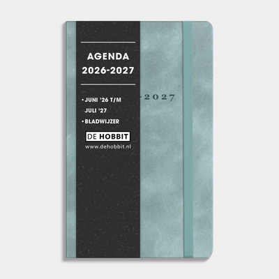 luxe pocket agenda 2026-2027 met suèdelook afwerking in aquablauw, harde cover en elastische sluiting – vooraanzicht met informatieve banderol.