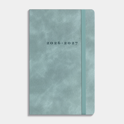 luxe pocket agenda 2026-2027 met suèdelook afwerking in aquablauw, harde cover en elastische sluiting – vooraanzicht.