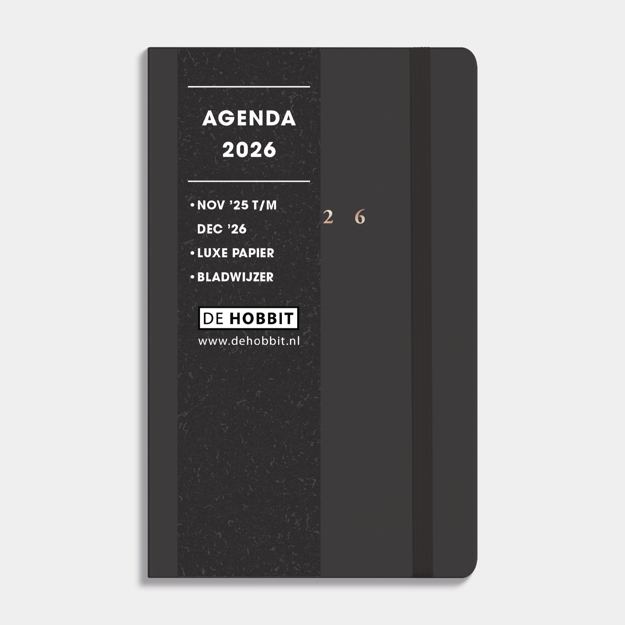 A6 agenda 2026 met suèdelook cover in antraciet, harde cover en stevige elastieken sluiting – vooraanzicht met informatieve banderol.