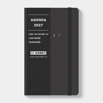 A6 agenda 2027 met suèdelook cover in antraciet, harde cover en stevige elastieken sluiting – vooraanzicht met informatieve banderol.